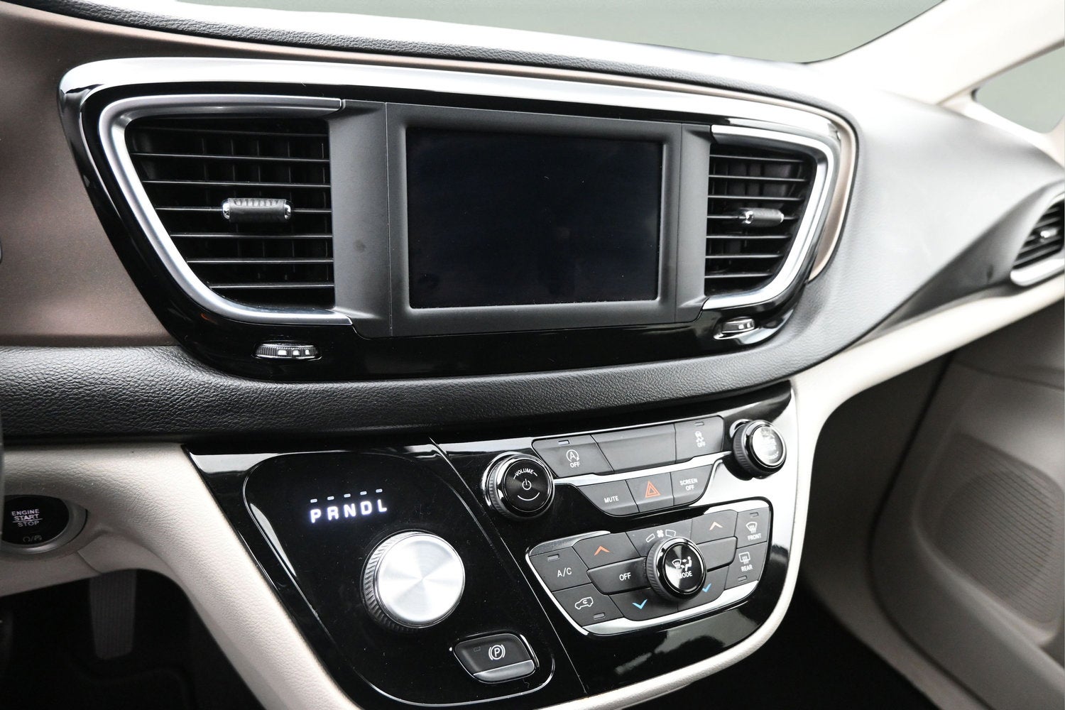 2022 Chrysler Voyager LX
